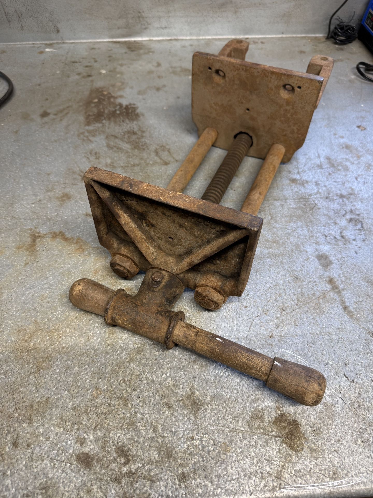 Vintage/Antique Cast Iron Woodworking Vise with Wooden Handle