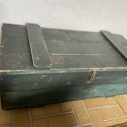 Vintage Wooden Trunk Or Trunk Bar