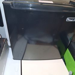 REFRIGERATOR MINI   MAGIC CHEF 