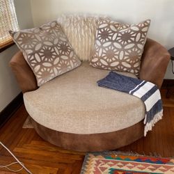 Large Comfy Swivel Chair – Great Condition