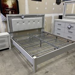 Ashley - Zyniden 5pc King Upholstered Panel Bed, Dresser, Mirror And Nightstand