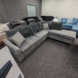 Chriz Modren Sectional w Pillows