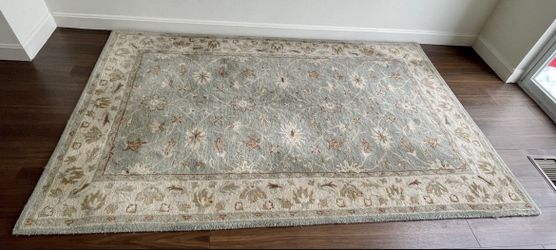 Pottery Barn - 100% Wool Persian Style Rug, Size 5’ X8’ In Very Good Condition ..