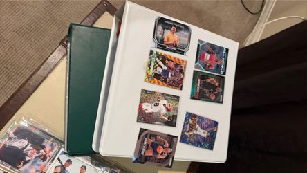 2 LARGE BINDERS FULL OF SPORTS CARDS ONLY 50 DOLLARS￼