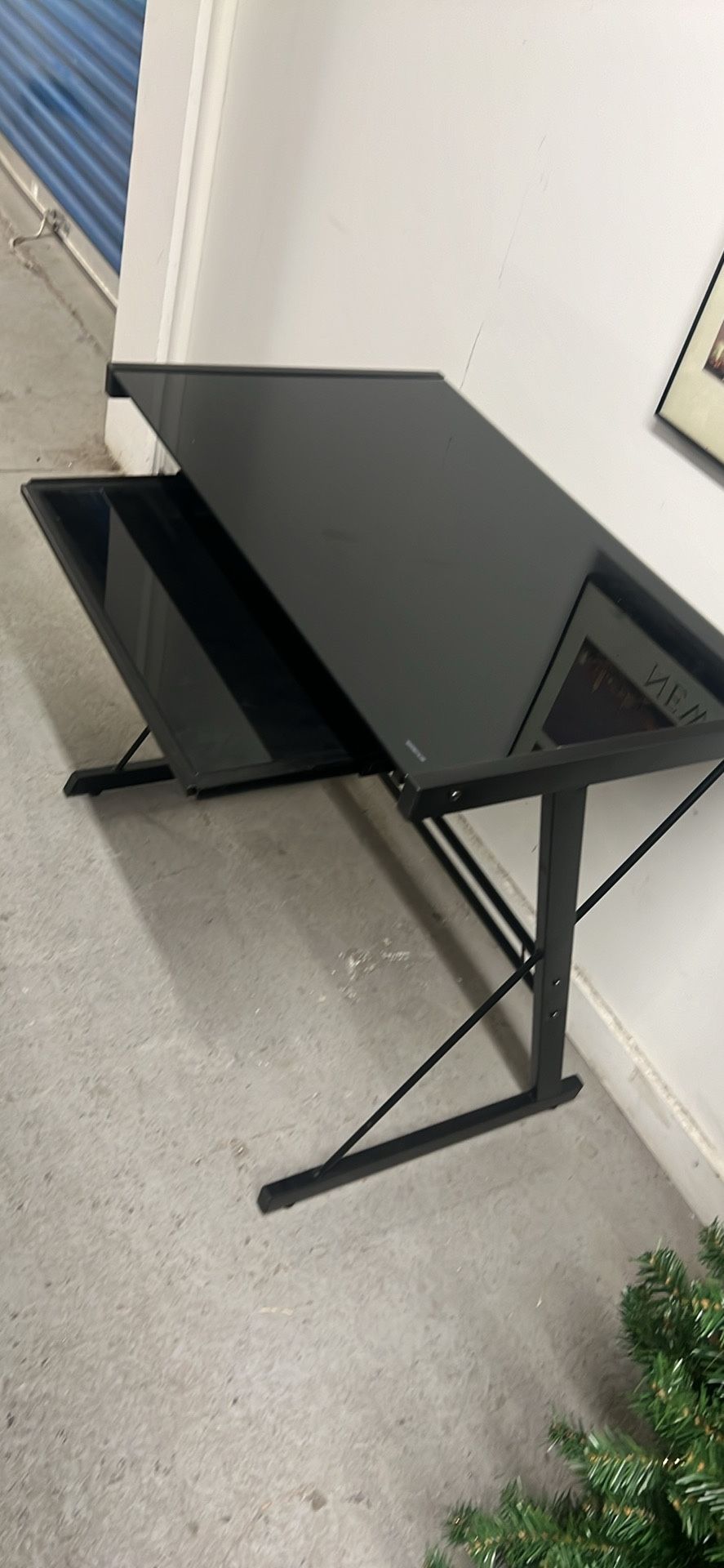 32”wx20”dx28”h Good Condition Glass Desk