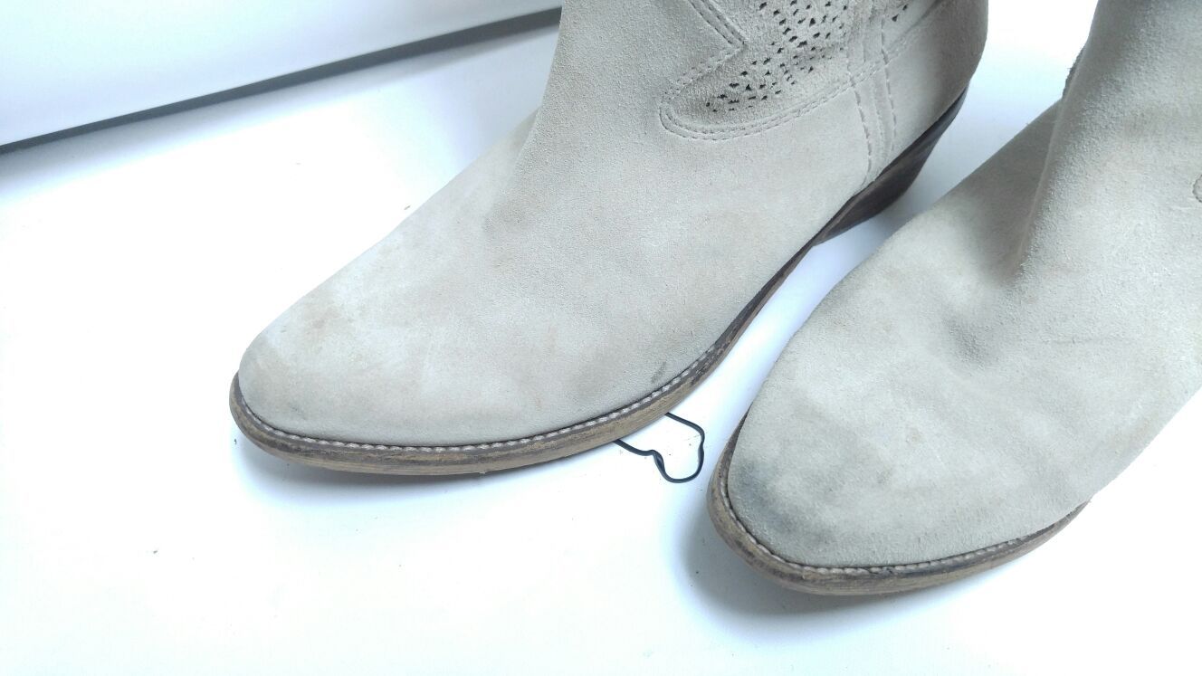 BCBG 8 1/2 BOOTS OFF WHITE
