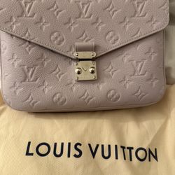 Louis Vuitton LV Monogram 