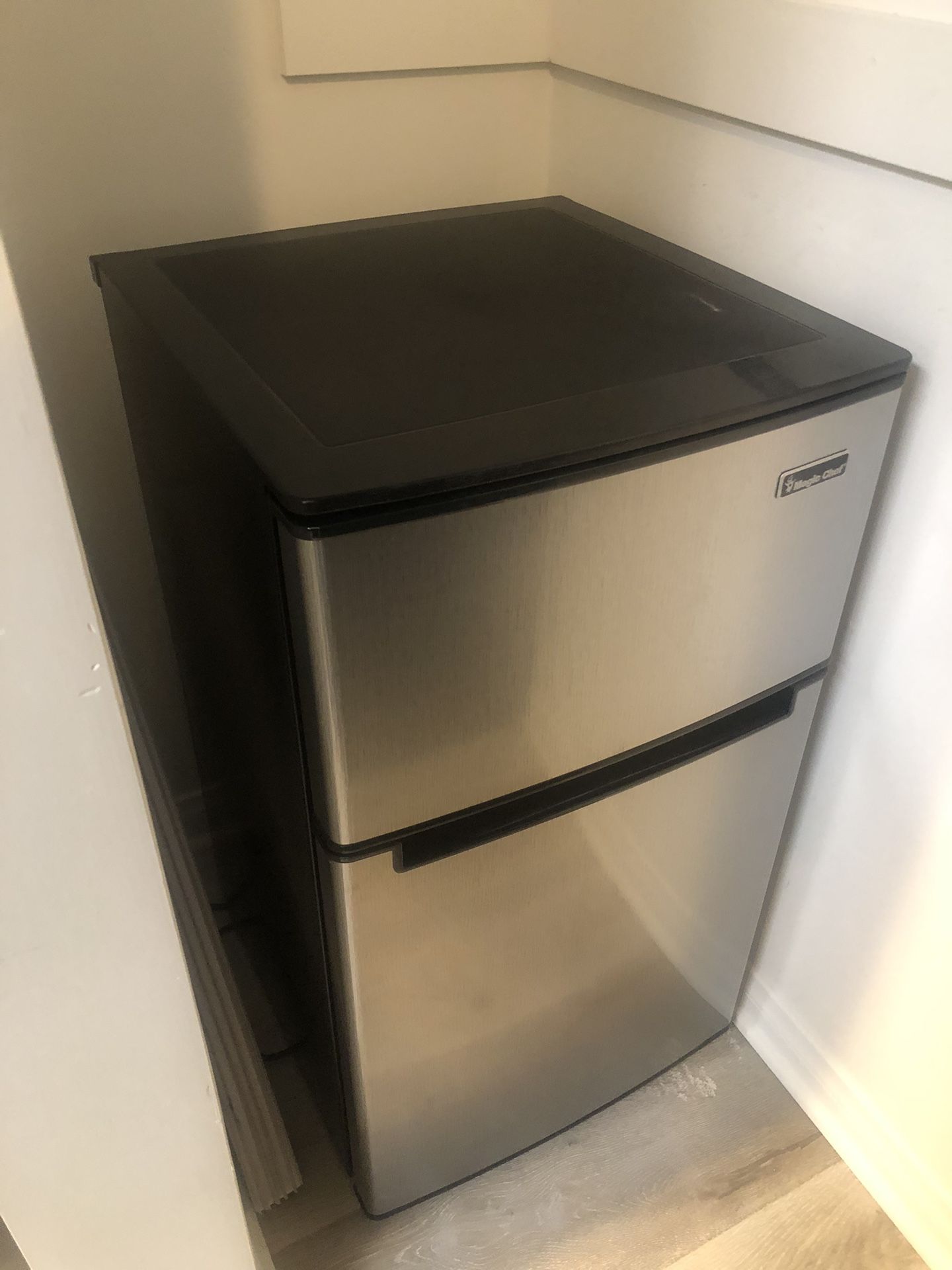 3.1 Cu Ft , Magic Chef Mini Refrigerator With Freezer