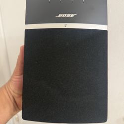 BOSE SPEKER  BLUETOOTH. ITS  NOT  WIRELESS 