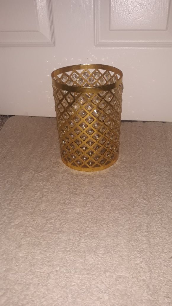 Gorgeous bling candle holder! Shines up your walls when lit!!