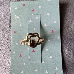 Ring with 3 hearts and details in small stones