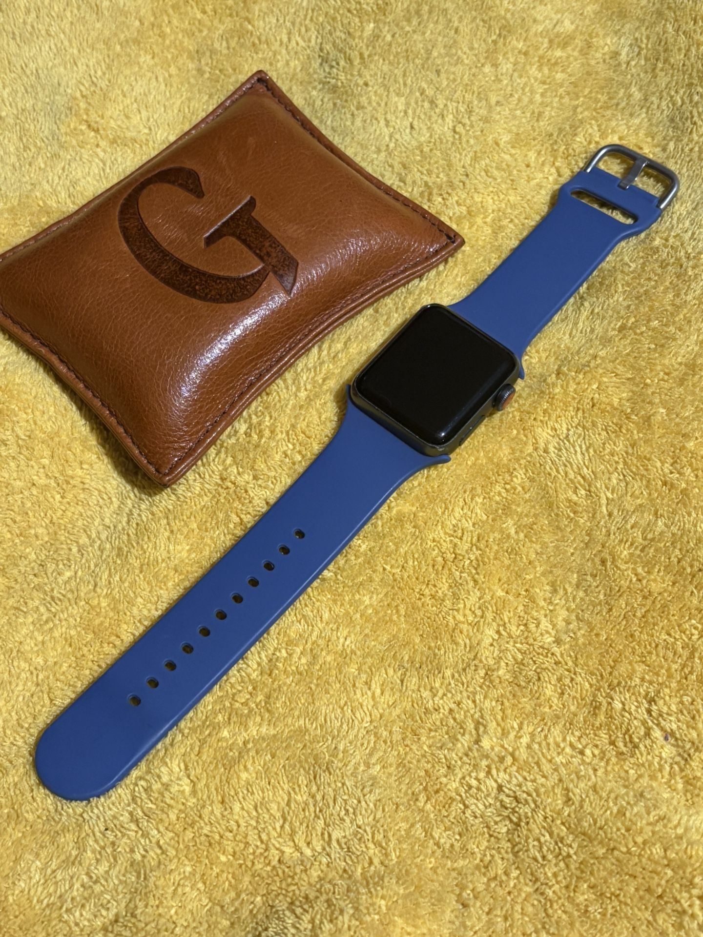Apple Watch 3 !!!!!! Super Nice Clean Not Locked💋💋