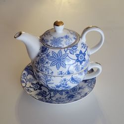 Grace Teaware Blue Blossom Porcelain Tea For One Set Lidded Teapot Cup 
Saucer. Pre-owned, perfect shape, no chips or cracks.
Teapot hold 16oz.  Cup h