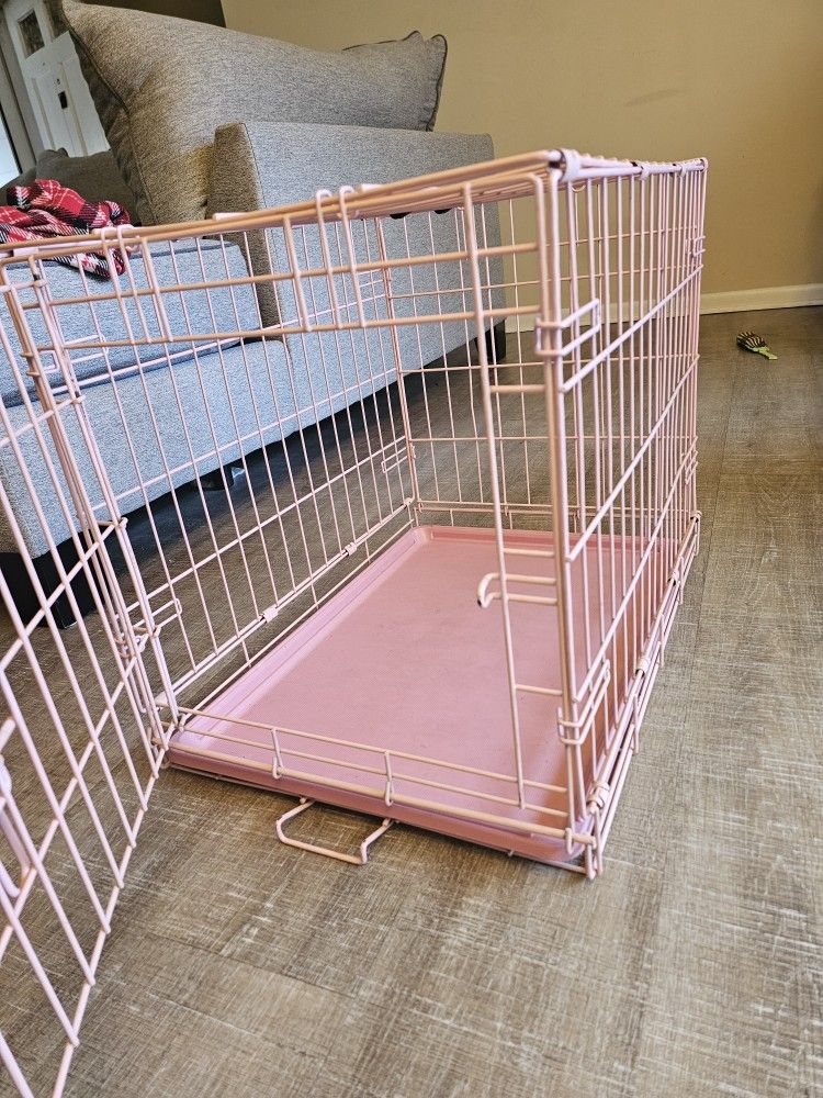 Pink dog cage with removable tray excellent condition!