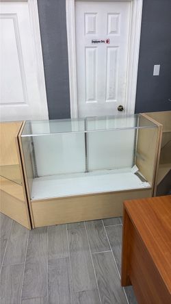 Showcase with 2 side stands 150$