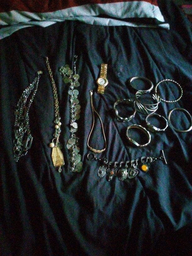 BEAUTIFUL VARIETY OF JEWELRY