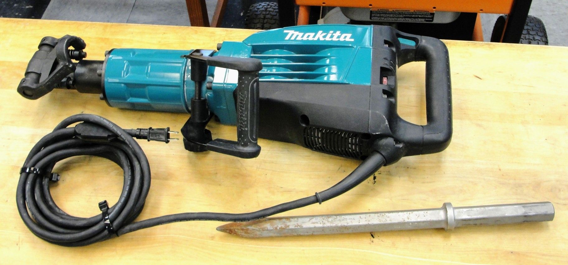 MAKITA HM1307CB 35LB DEMOLITION HAMMER WITH ROLLING CASE 