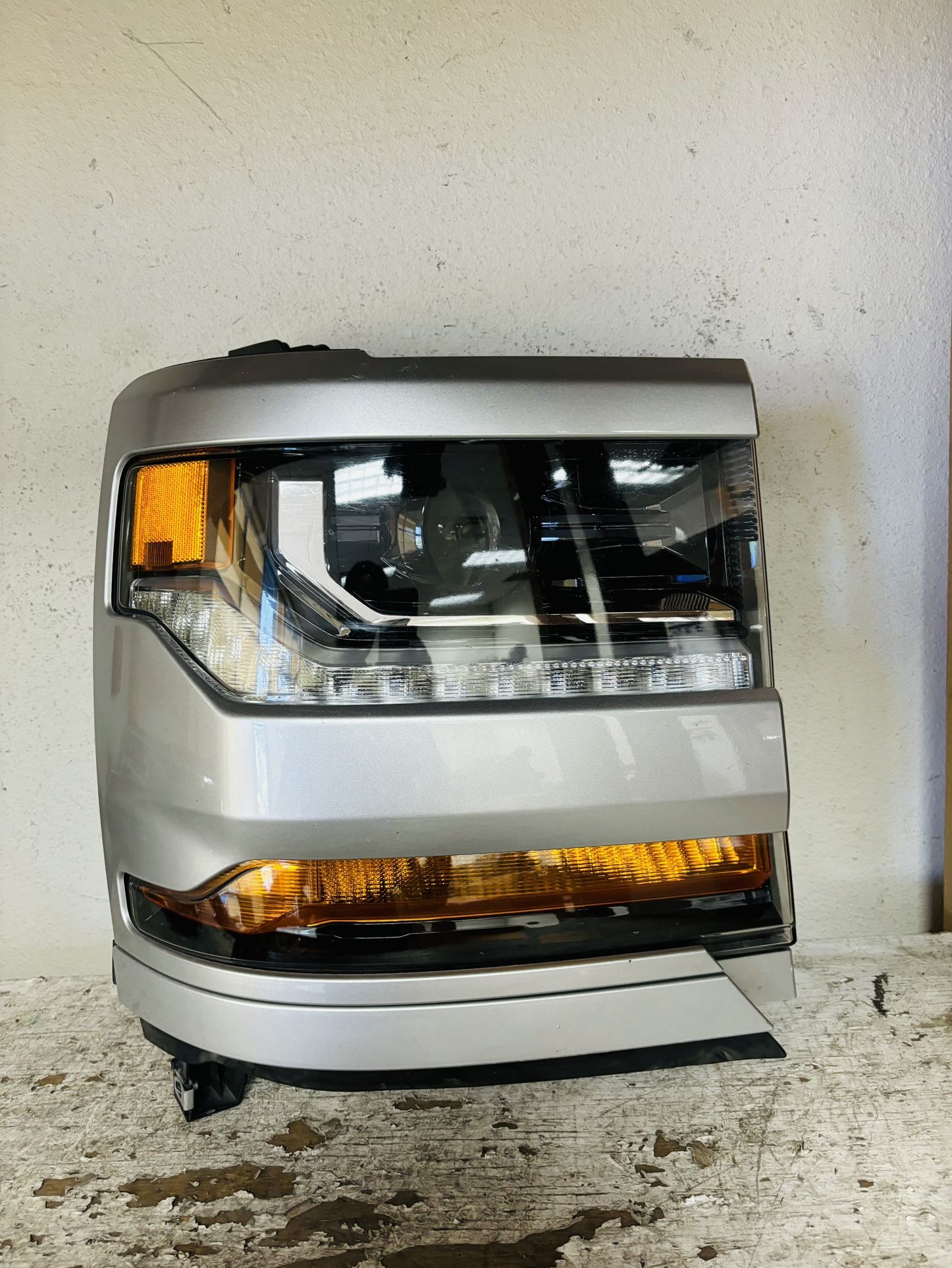 2016,2017,2018 Chevy Silverado 1500 Headlight Passenger Rh Oem