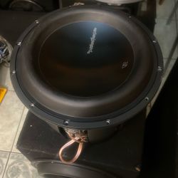 Se Venden  1 ROCKFORD FOSGATE T2 De 12 Pulgadas Y 1 DD AUDIO De 13 Pulgadas En perfectas Condisiones Las 2 Trabajando Perfecta Mente Solo  1 Tiene Caj