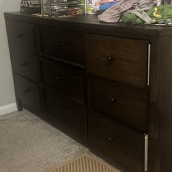 Ashley large 9 Drawers Dresser With Mirror
