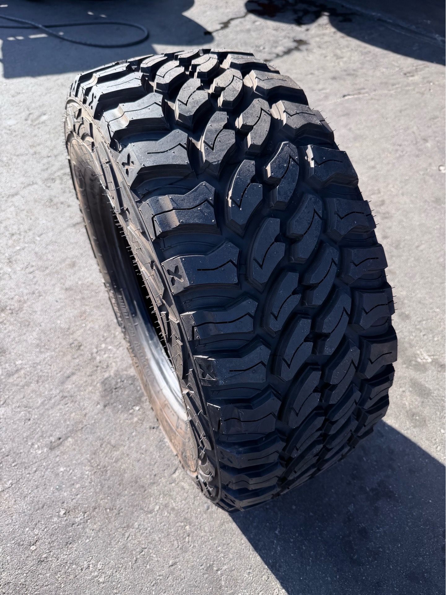 (1) 305/65R17 Pro Comp Xtreme MT2