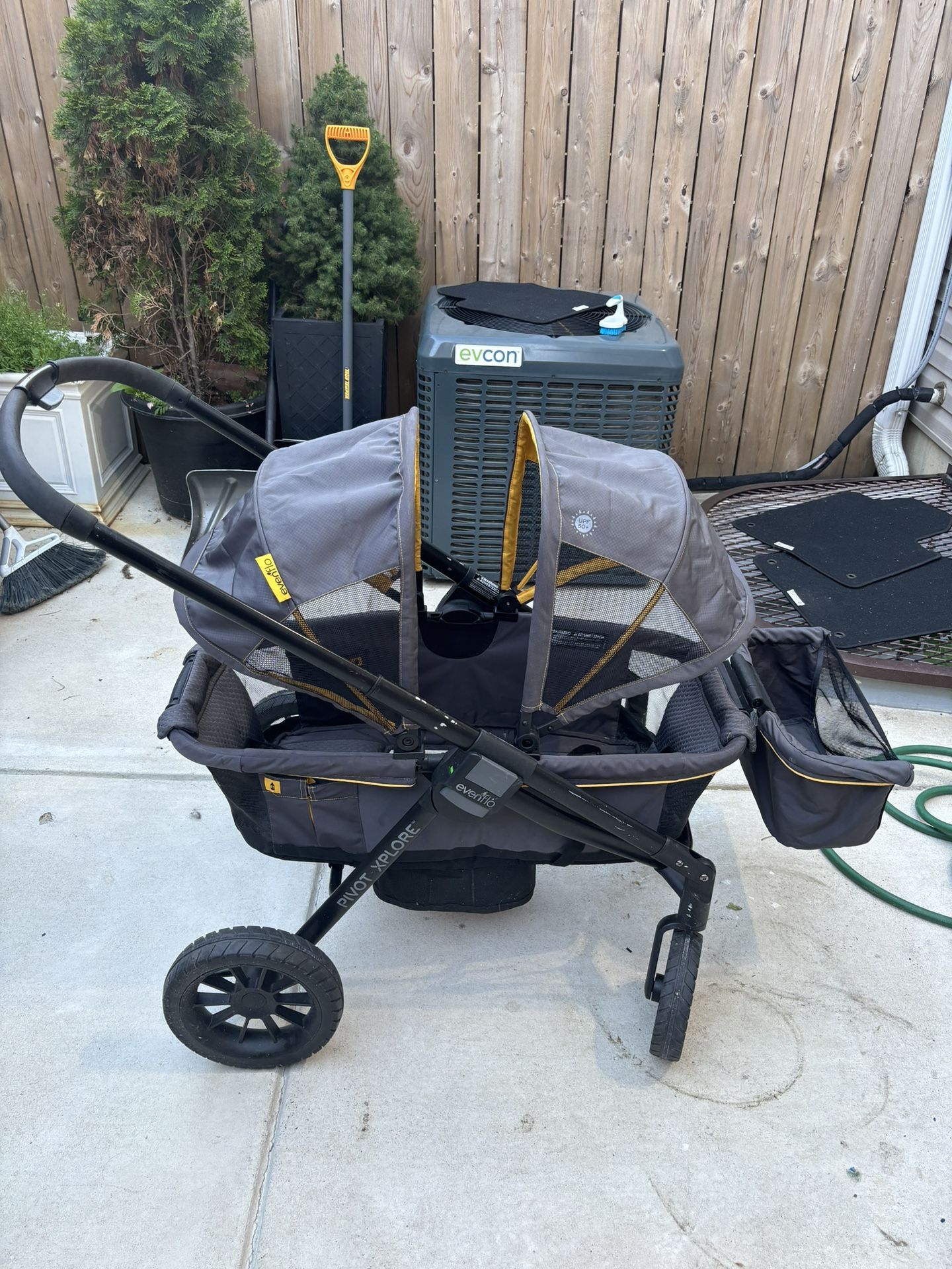 Even Flo Pivot Stroller Wagon 