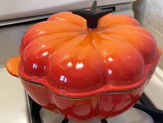 Le Creuset Cocotte Pumpkin Shape 2.25 Quart Cast Iron Enamel Dutch Oven Flame/Orange