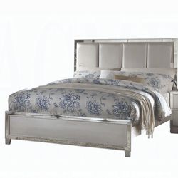 Queen bedroom+ 2 matching nightstand and dresser