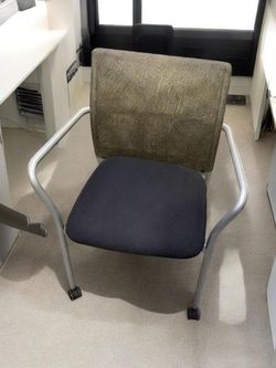 Steelcase Jersey Mesh Guest Chair with Casters – From $100 📦 Florida
