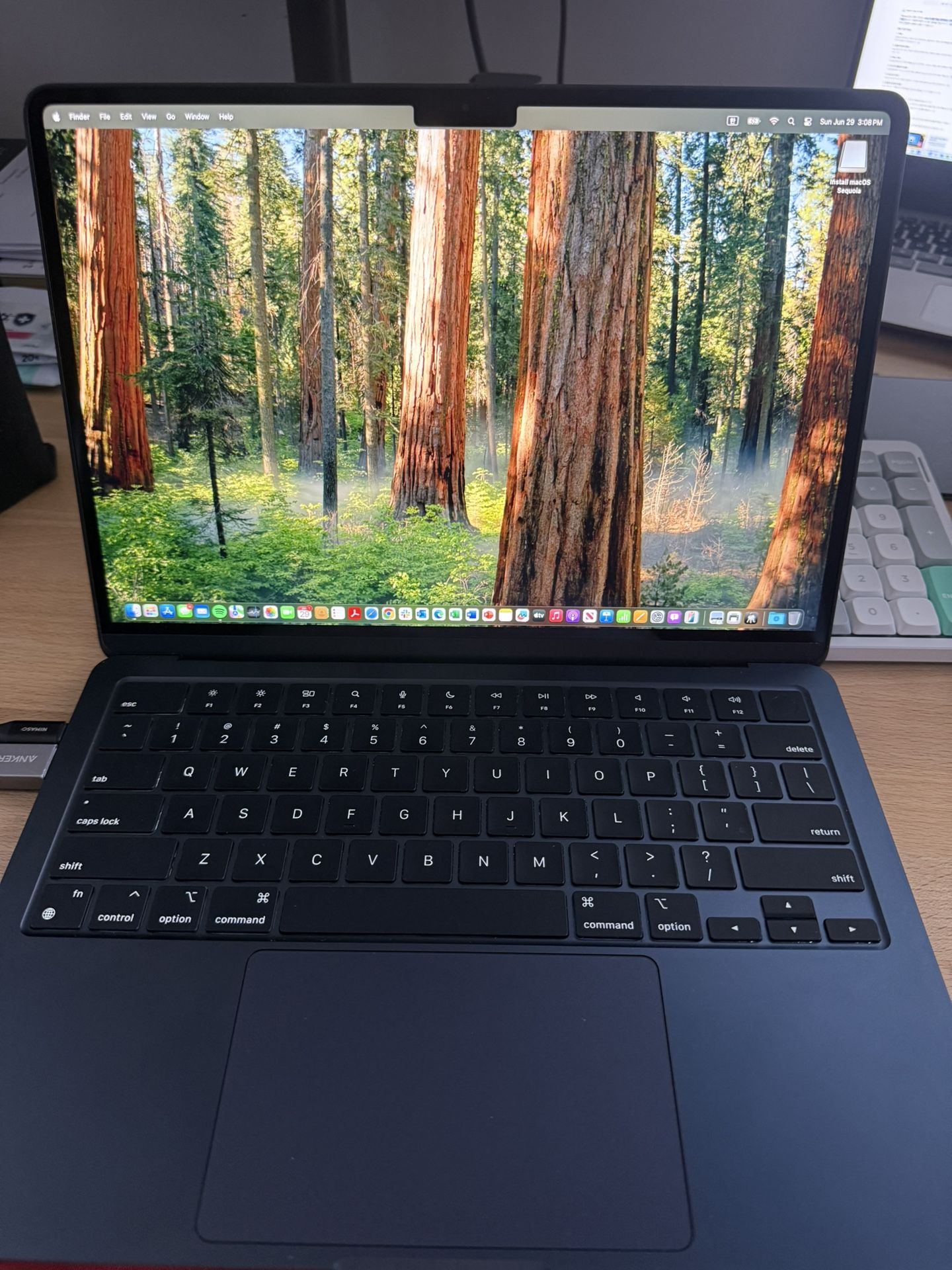 Apple Macbook Air M2 13 inches- 8gb ram / 512gb storage