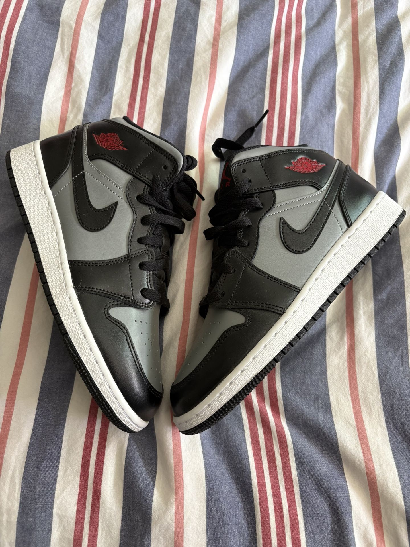 New Jordan 1 Mid Shadow Red Size 6.5 Youth