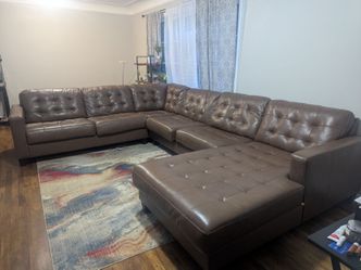 Leather 4 Piece Sectional w Chase, Like Band New