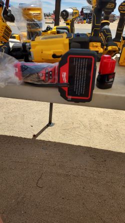 Milwaukee
M12 12V Lithium-lon Cordless
M-SPECTOR 360-Degree 4 ft.
Inspection Camera Kit