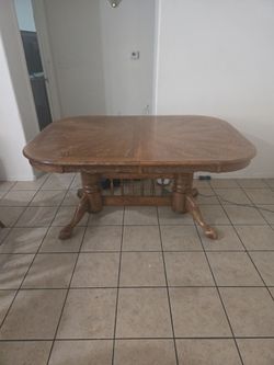 Pedestal oak dining table with 6 chairs. Moving sale