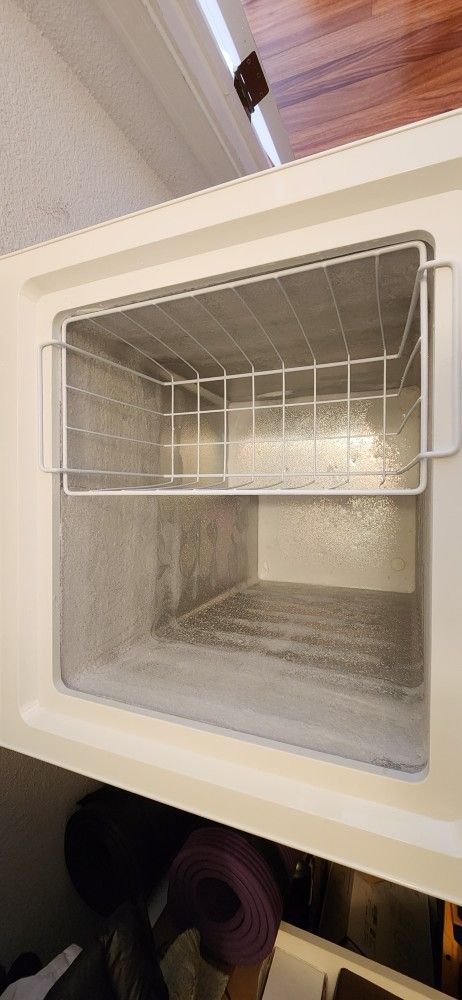 Insignia™ - 3.5 Cu. Ft. Garage-Ready Chest Freezer - White
Model: NS-CZ35WH3