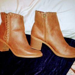Size 9 Women's Boots with the perfect pitch & arch heals