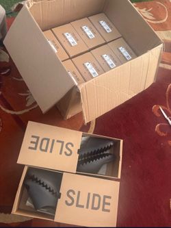 Yeezy Slide size 8,9,10,11,12