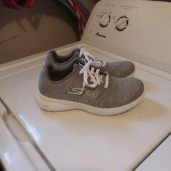 New Never Worn Skechers Womens Sz 7. And Half Silver Sparkle GOGO Max