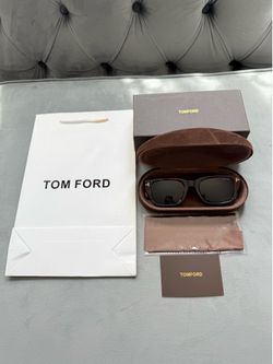 Beautiful brand new tom ford men’s sunglasses. (MUST SELL TODAY)