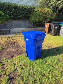 waste management 64 universal rehrig trash can