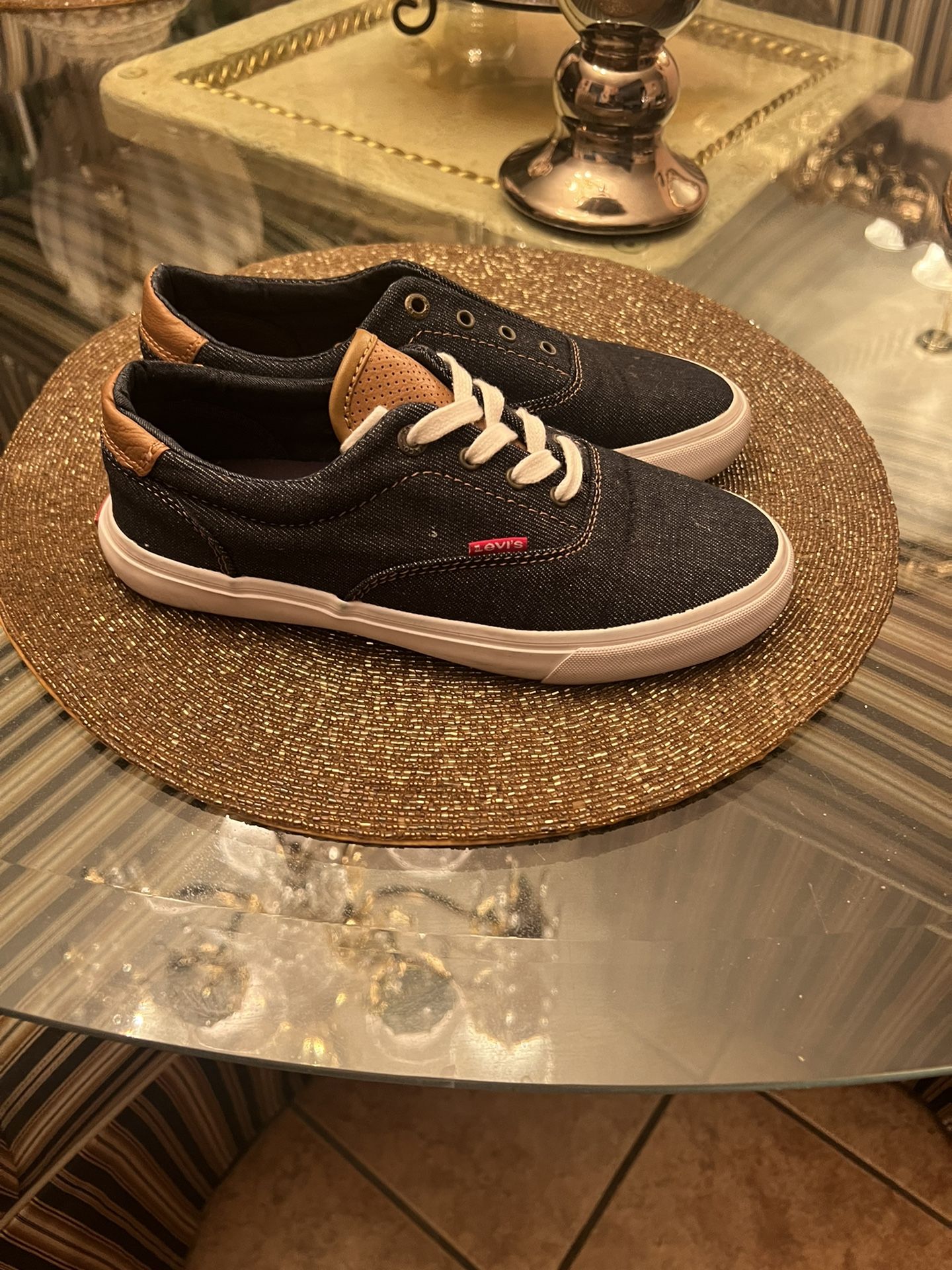 Women Shoes 👟 Levi’s Size 5