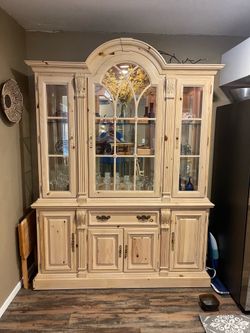 Link and Taylor dining room set with 10 chairs and hutch