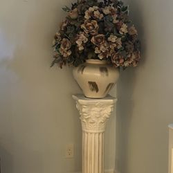 Flower Ornament With Stand In Excellent Condition 