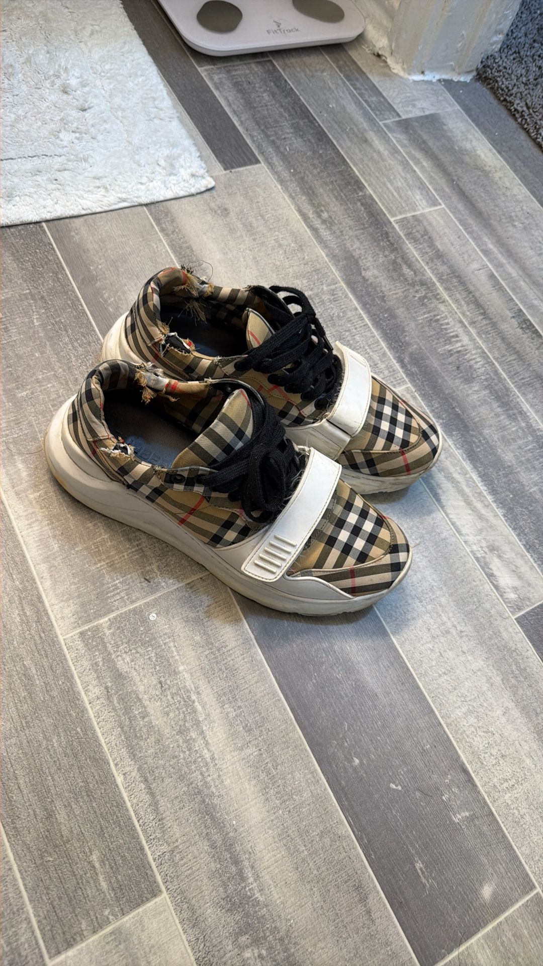 Burberry 42/9.5
