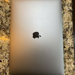 MacBook 15.4in Retina w Touchbar