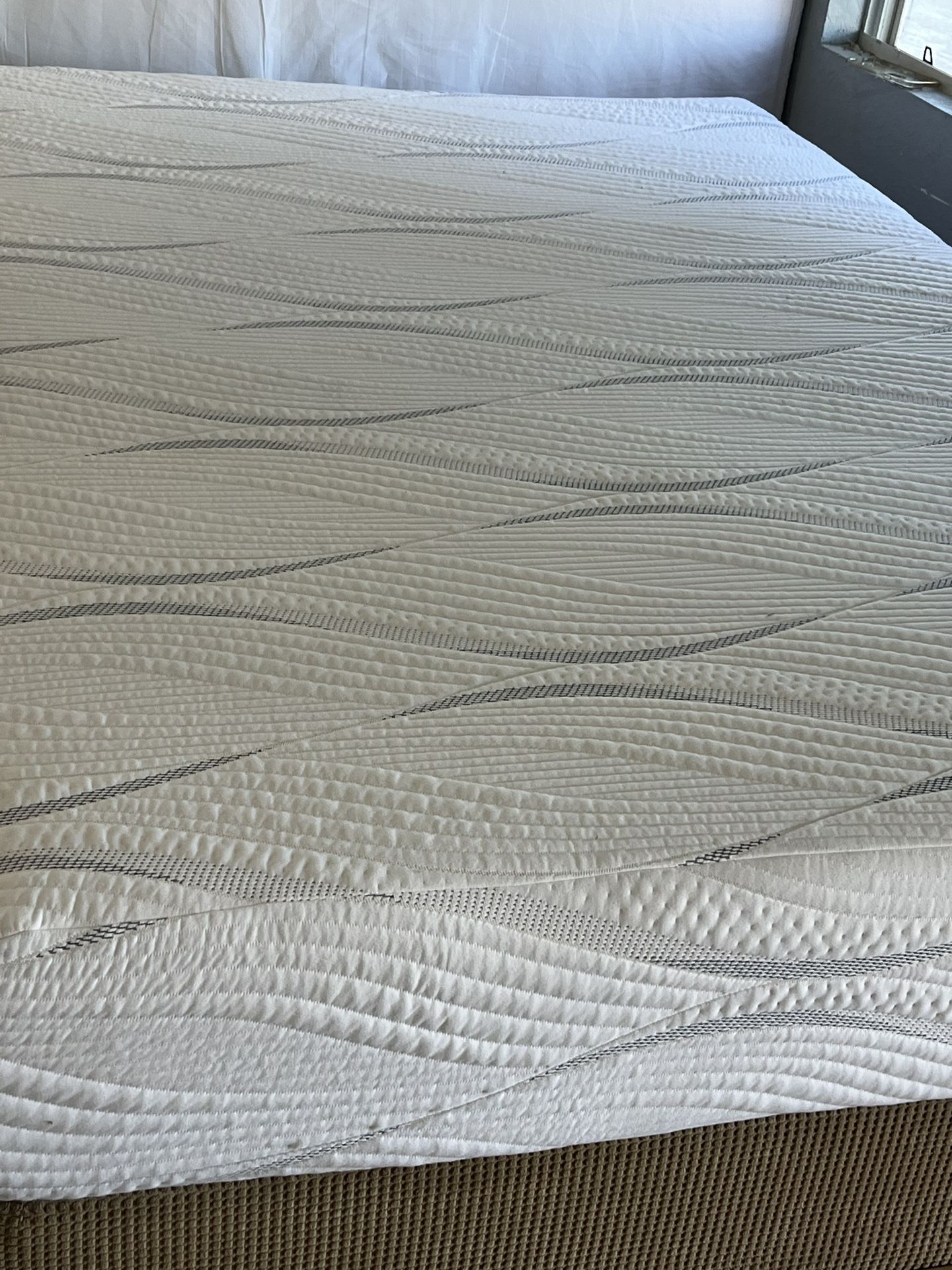 USED QUEEN SIZE MEMORY FOAM COOL GEL MATTRESS WITH BOX SPRING DELIVERY 🚚 AVAILABLE