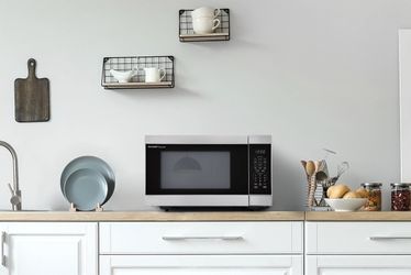 SHARP Countertop Luxe Microwave 1.6 Cu Ft 1100 Watt Removable Turntable SMC1600K