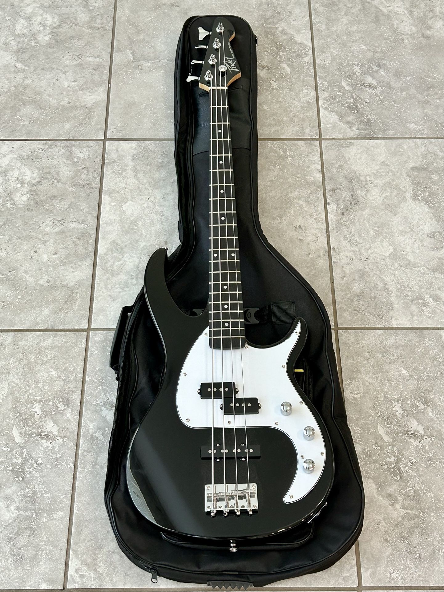 Peavey Milestone 4-String Bass + Gig Bag – Black
