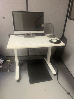 UPLIFT V2 Electric Standing Desk - White (Excellent Condition)