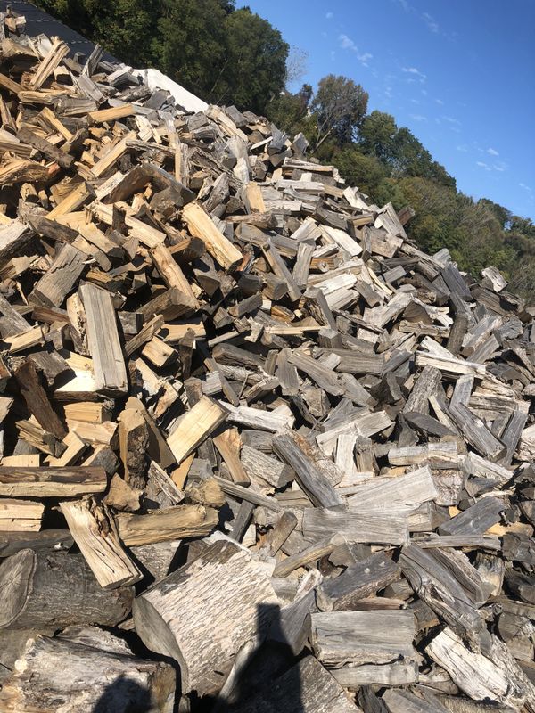 Full cord of firewood delivered (within distance) for Sale in Cleveland